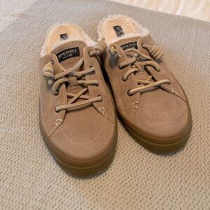 Faux fur Sperry slides